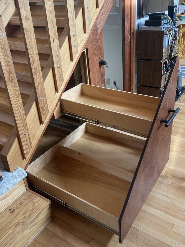 PULL-OUT DRAWER (left side)