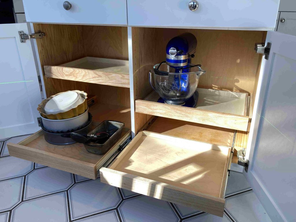 SLIDE-OUT SHELVING (dining side, bottom shelves out)