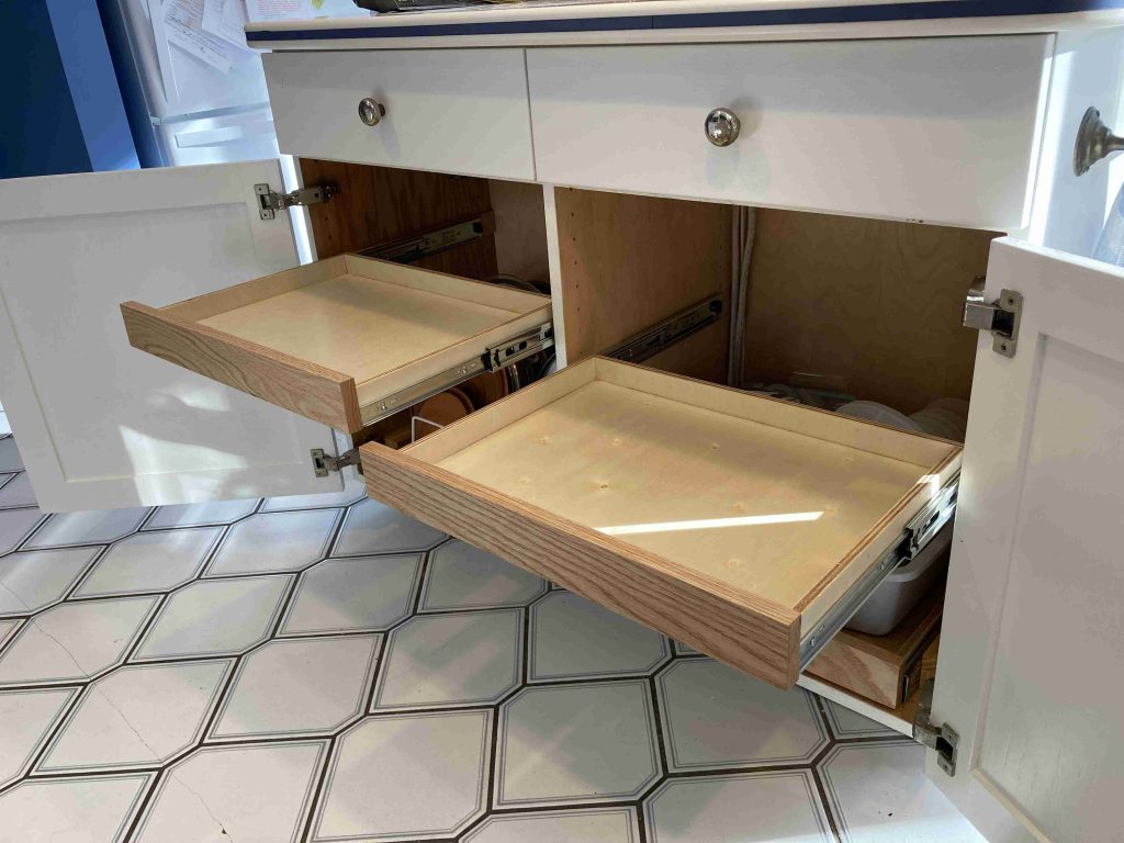 SLIDE-OUT SHELVING (oven side, top shelves out)