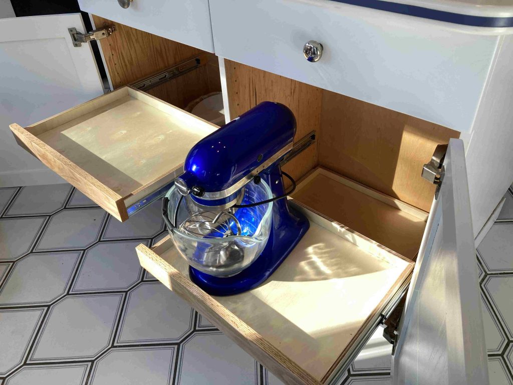 SLIDE-OUT SHELVING (dining side, top shelves out)