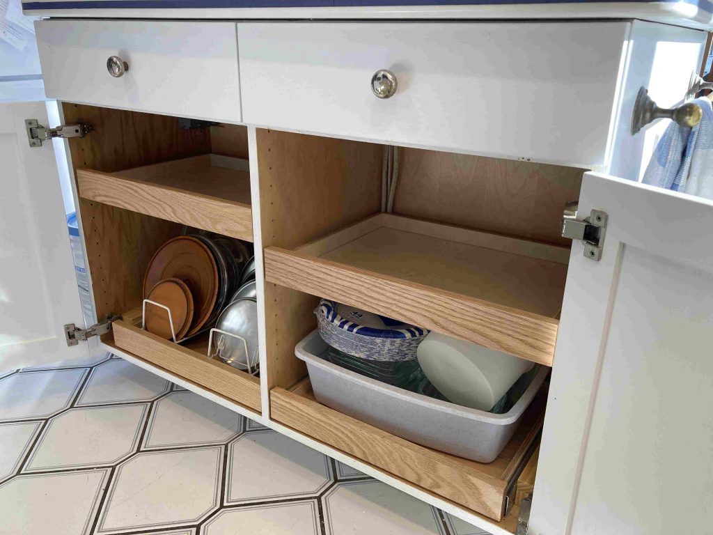 SLIDE-OUT SHELVING (oven side, shelves in)