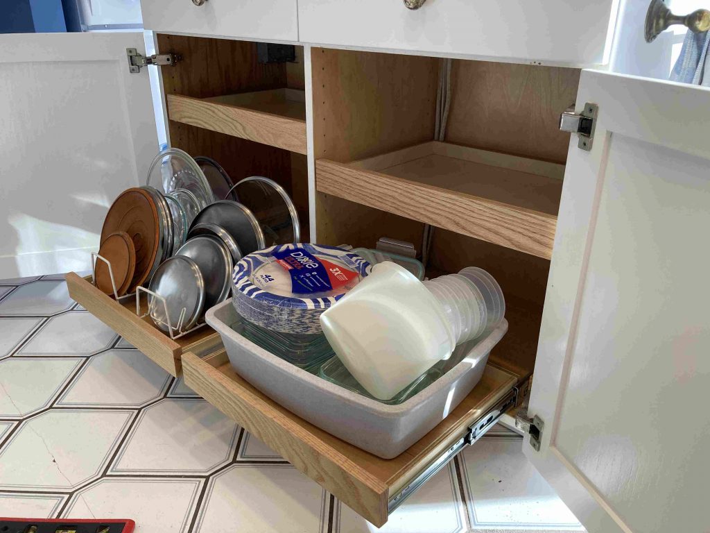 SLIDE-OUT SHELVING (oven side, bottom shelves out)